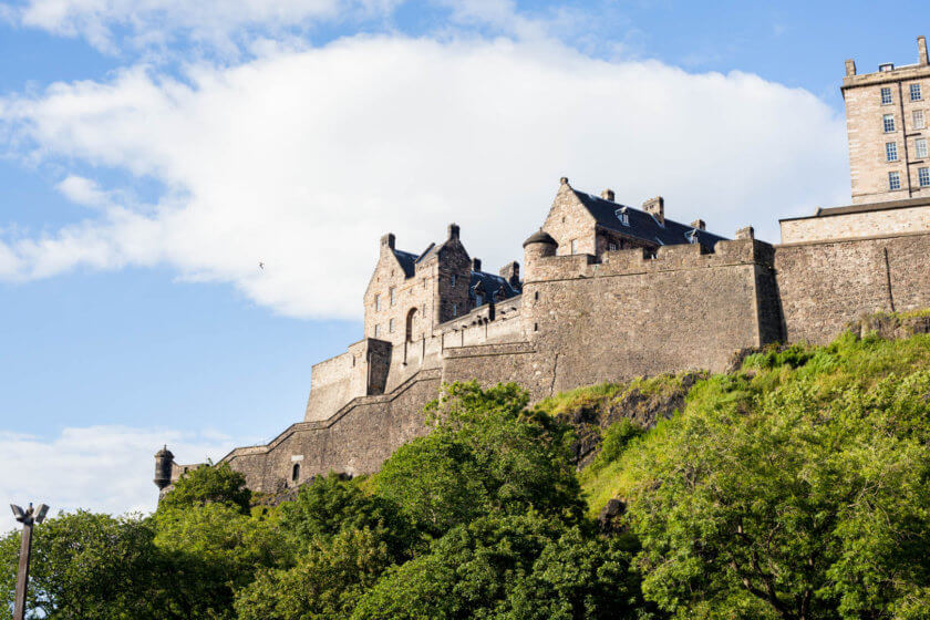 Our traveletty top tips for things to do in Edinburgh - including sights, restaurants, bars, vintage shops and cool hangouts!