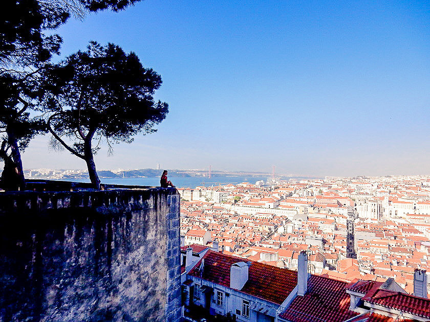 There are many reasons why you should visit Portugal: bustling cities, gorgeous beaches and the lovely locals will make you fall in love with Portugal!