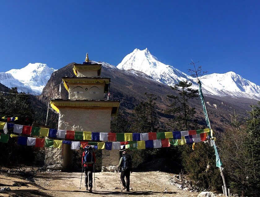 In order to go trekking in the Himalayas you don't necessarily have to book a tour through an agency way in advance - you can in fact also arrange everything spontaneously in Kathmandu. This guide to independent and sustainable trekking in Nepal is full of tips to ensure that your trekking experience has only positive impact on you, the locals in Nepal and the environment.