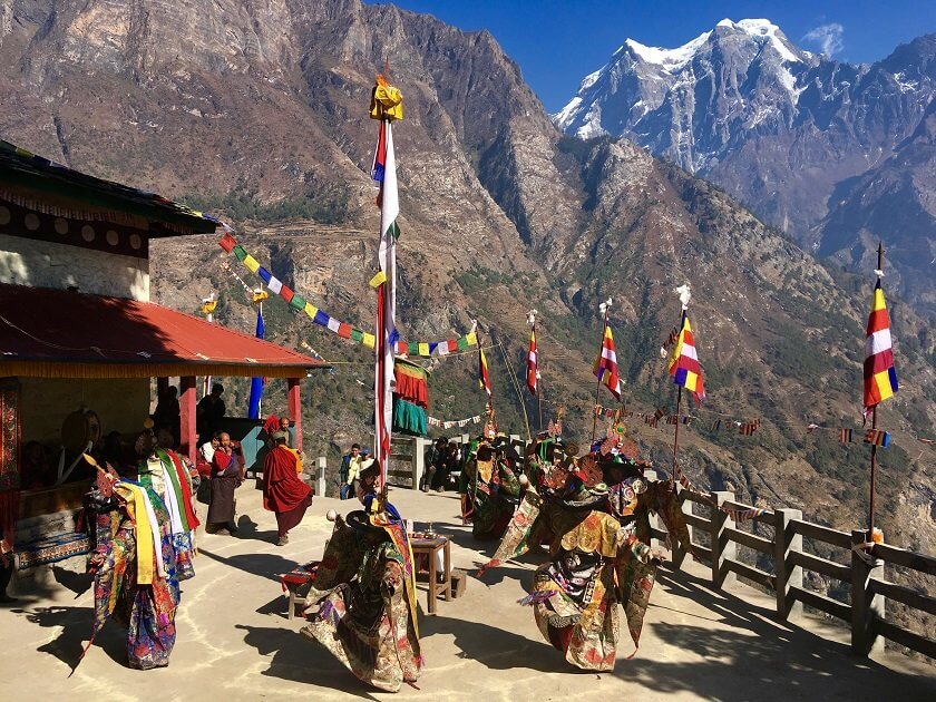In order to go trekking in the Himalayas you don't necessarily have to book a tour through an agency way in advance - you can in fact also arrange everything spontaneously in Kathmandu. This guide to independent and sustainable trekking in Nepal is full of tips to ensure that your trekking experience has only positive impact on you, the locals in Nepal and the environment.