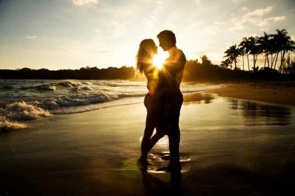 love-couple-beach-kiss-kissing-hot couple in sun shine-love images download-romantic love images download-lonelyness-alone-www.143loveu.blogspot.in